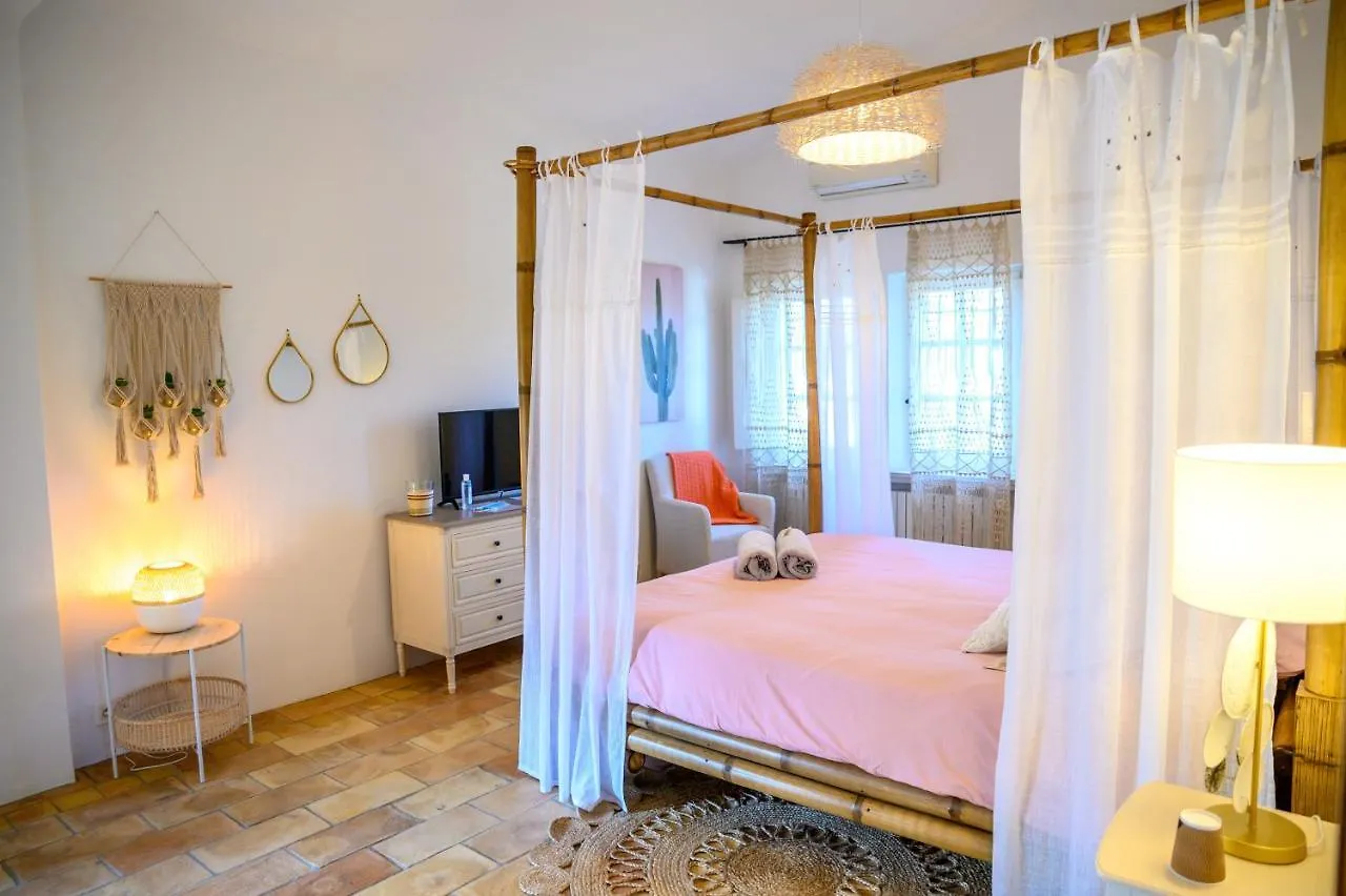 Bed and Breakfast Le Mas De La Source Мужен